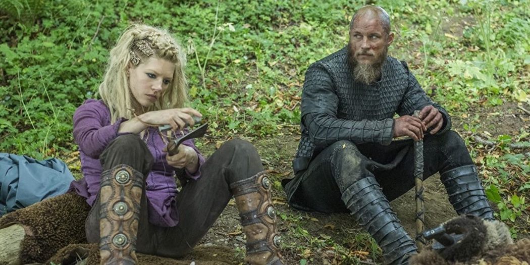 Lagertha and Ragnar sitting on the grass in S4E6 What Might Have Been, Vikings