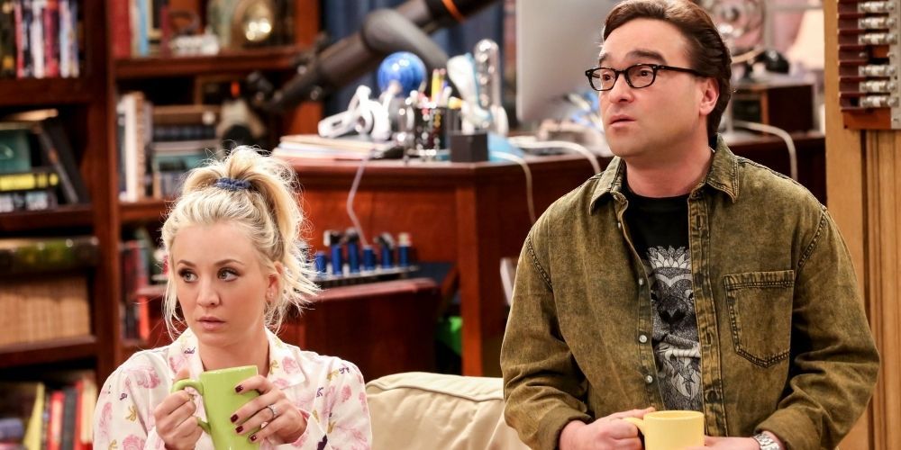 Penny e Leonard sentados um ao lado do outro em The Big Bang Theory