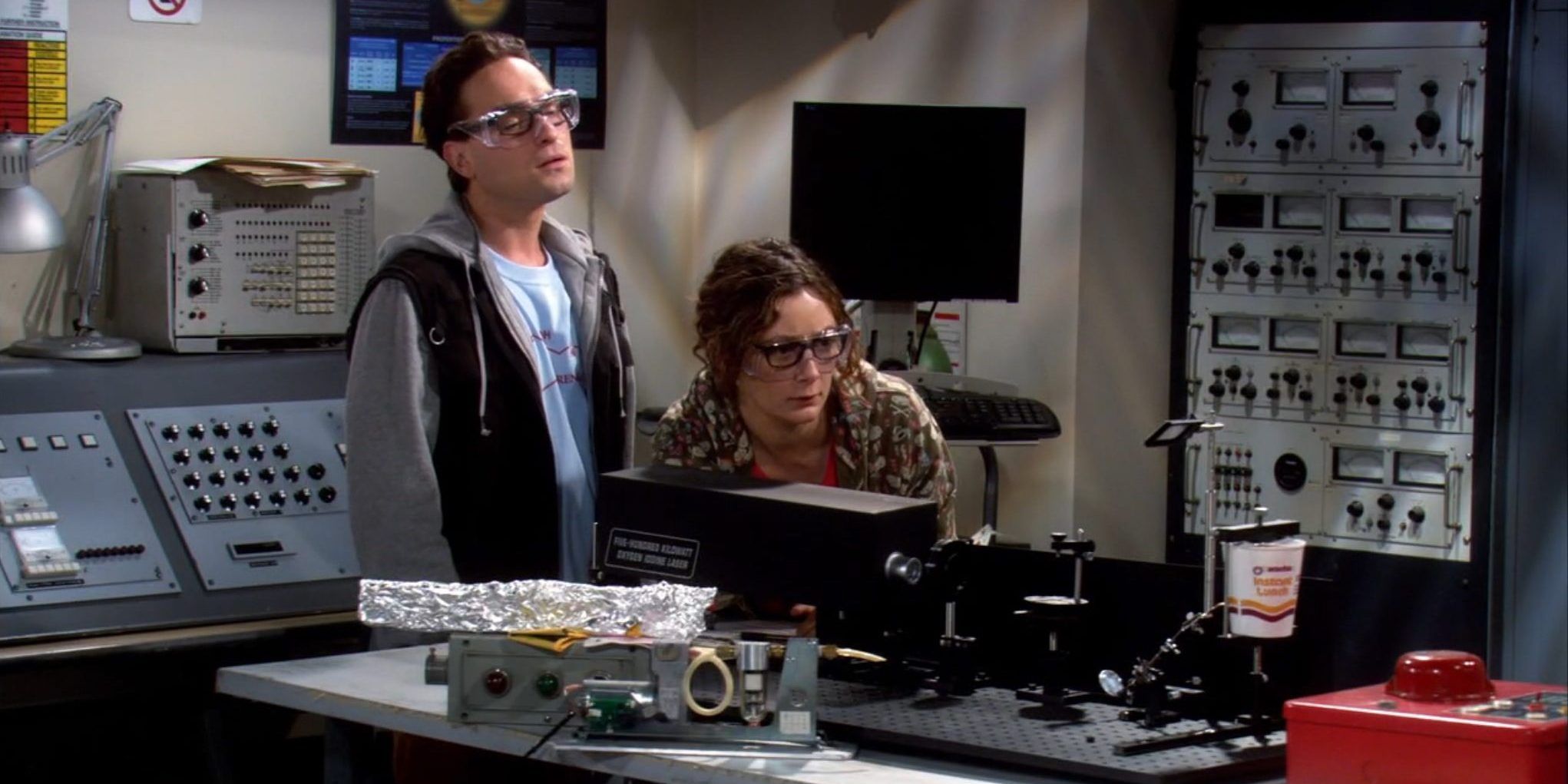 Leonard e Leslie usando óculos de segurança no laboratório Caltech em The Big Bang Theory
