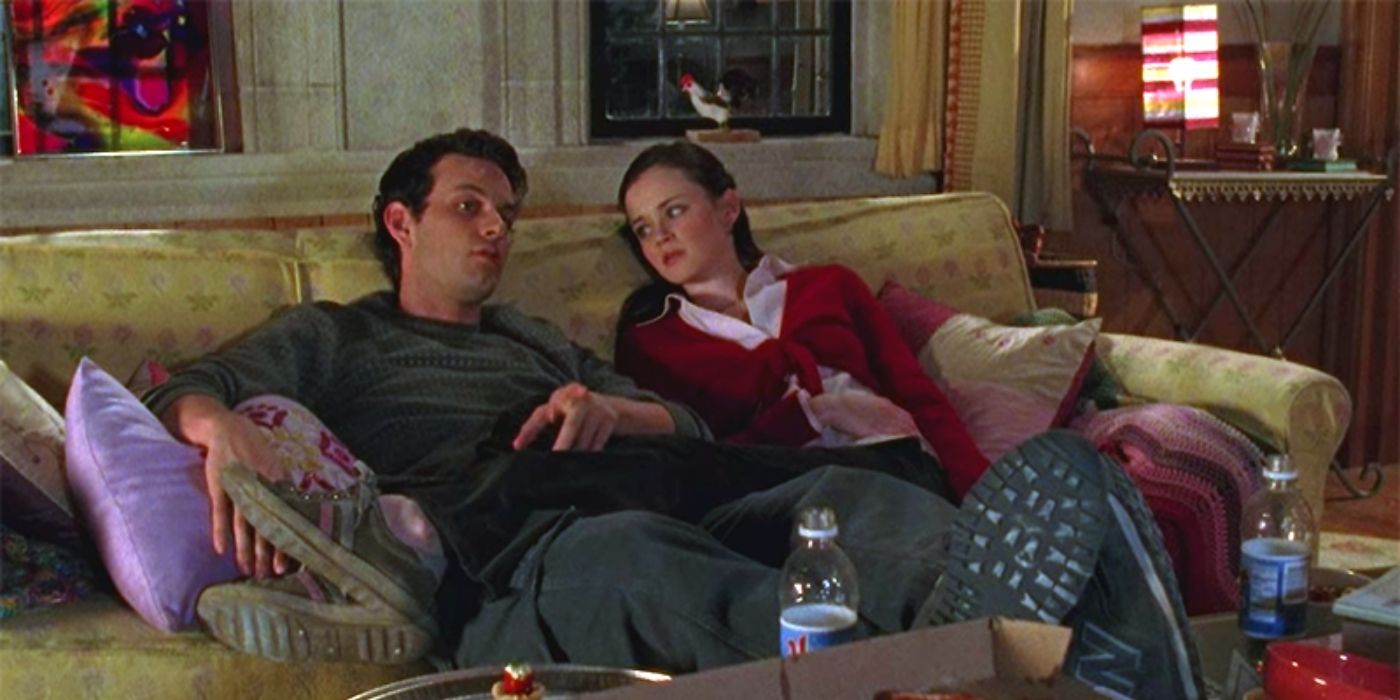 Marty and Rory on the couch eating pizza on Gilmore Girls