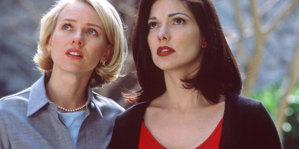 Scene with two women outside looking up in Mulholland Drive.