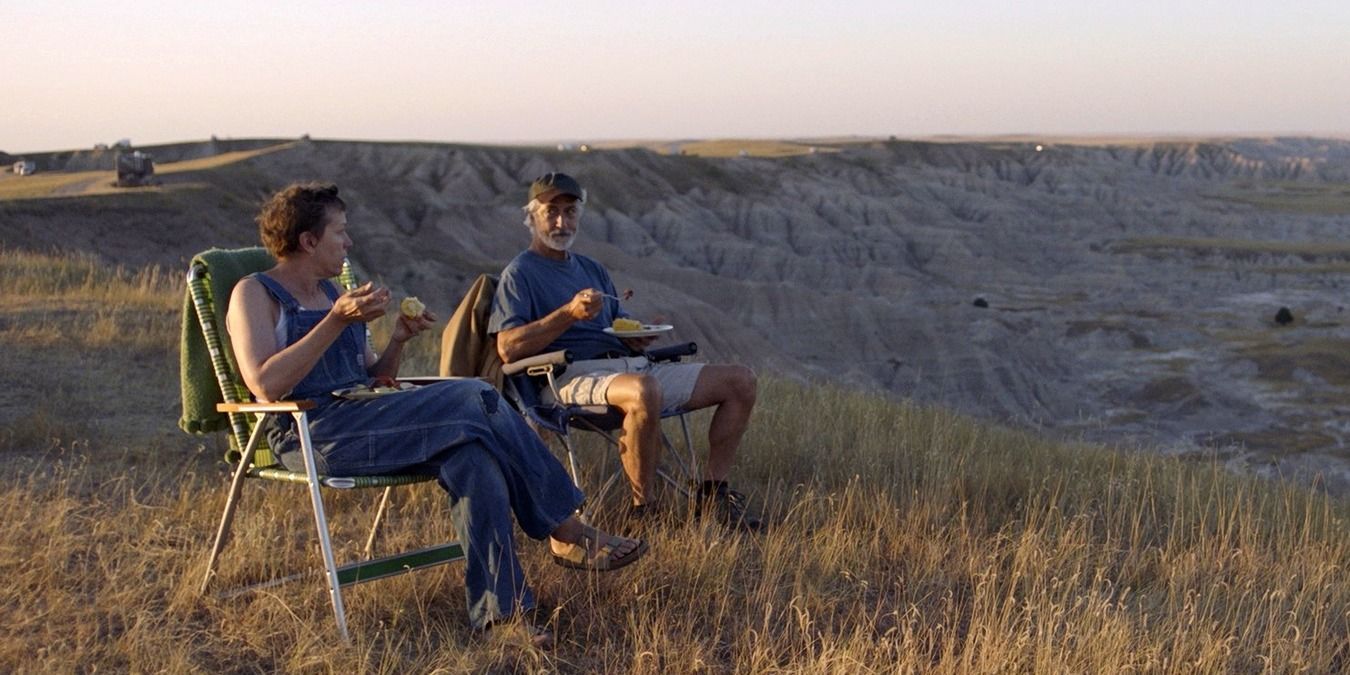 Nomadland Fern and Dave in lawn chairs, eating