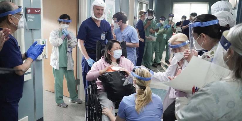 Doctors cheer Nurse Jennilynn Mandap after she recovers from COVID-19 in Grey's Anatomy