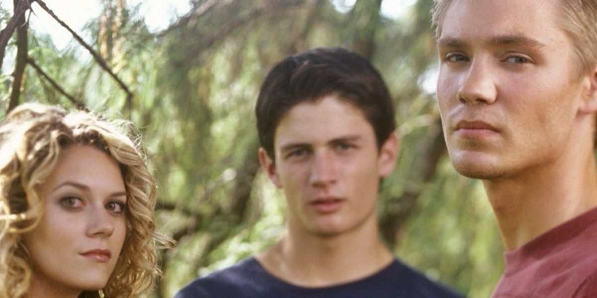 Peyton, Nathan e Lucas posando para a câmera na floresta em One Tree Hill
