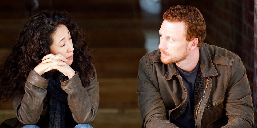 Owen e Cristina conversando na calçada em Grey's Anatomy