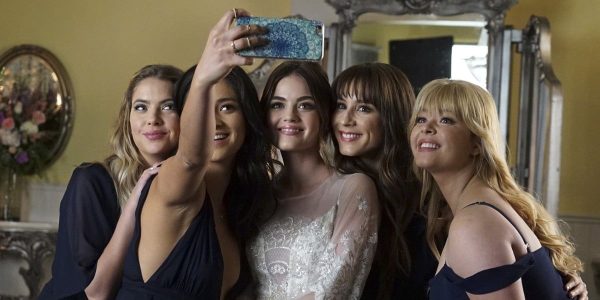 Hanna, Emily, Aria, Spencer e Alison posando para selfie antes do casamento de Aria em Pretty Little Liars
