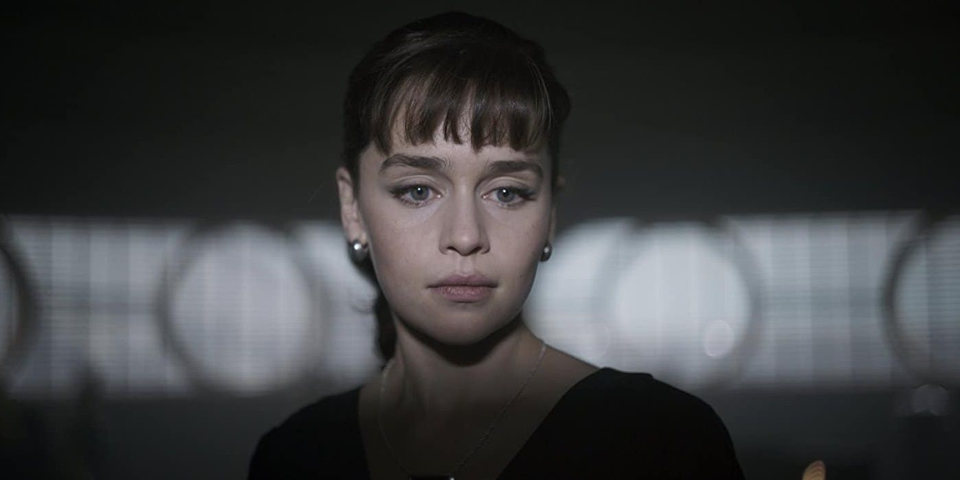 Qi'ra closes the blinds on the yacht so she can talk to Maul before leaving Han behind in Solo A Star Wars Story