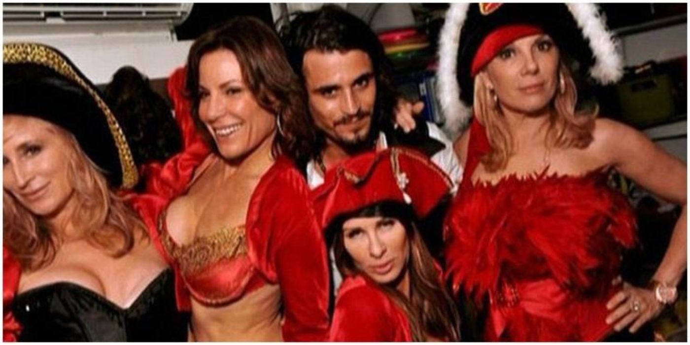 Sonja, Luann, Pirate/Johnny Depp lookalike, Carole, and Ramona on RHONY