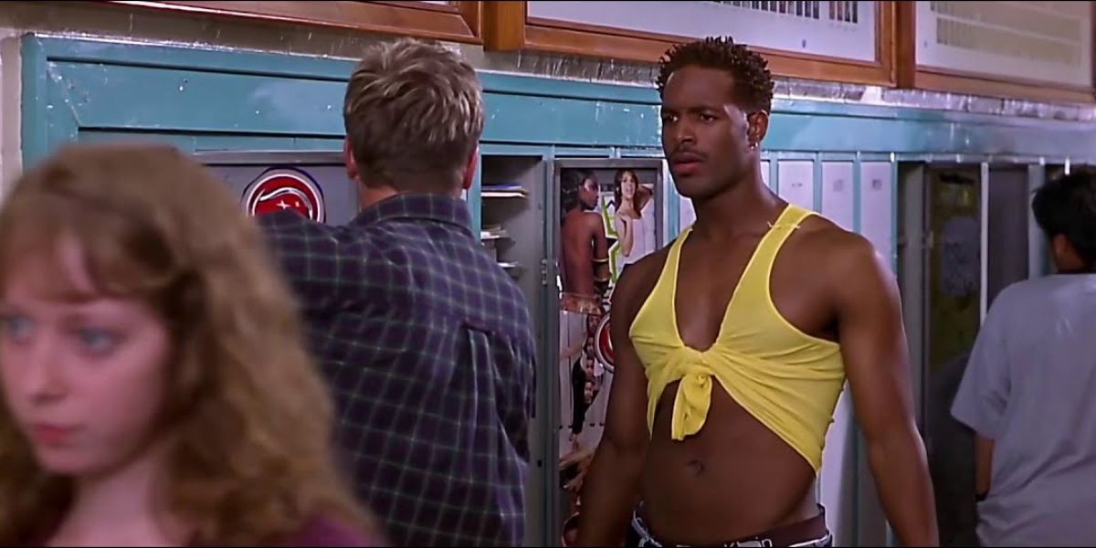 Ray wearing yellow tank top at school in Scary Movie