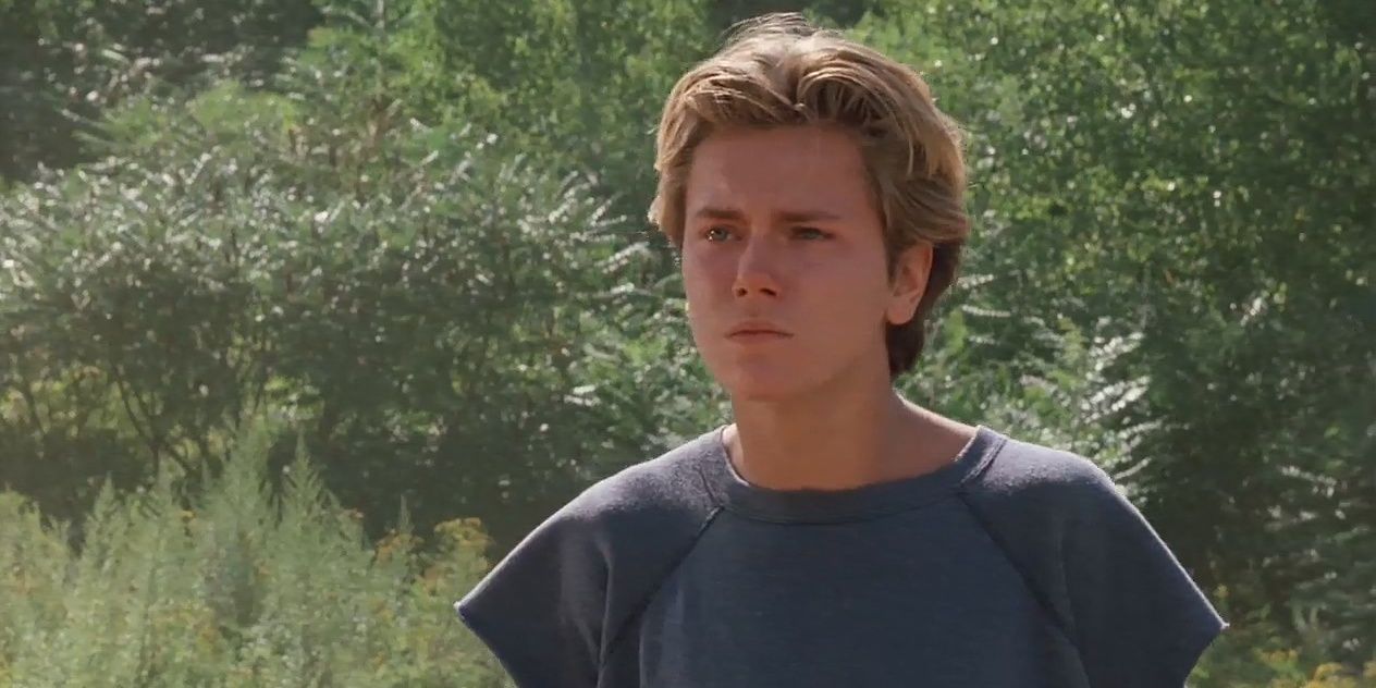 River Phoenix looking at something in Running on Empty