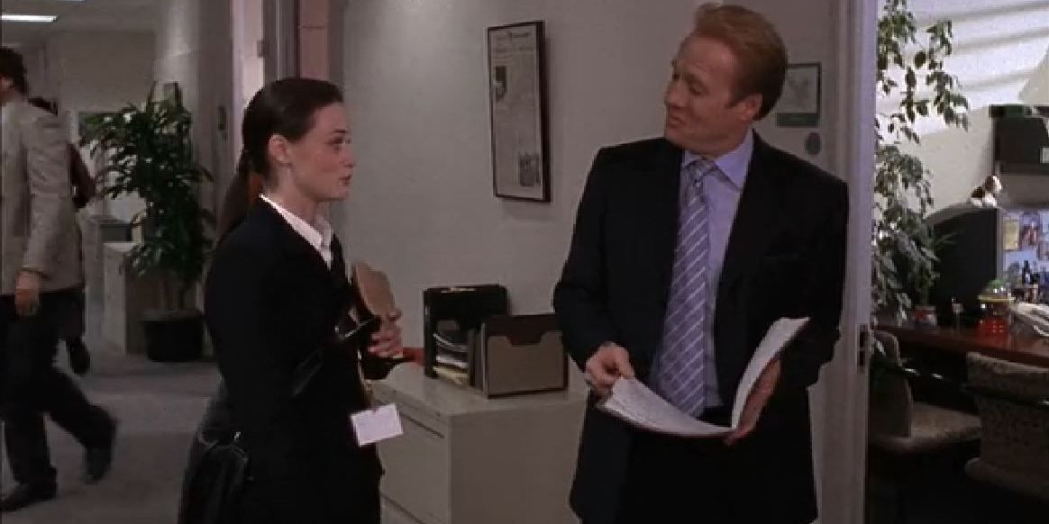 Rory talking to Mitchum at the newspaper office on Gilmore GIrls