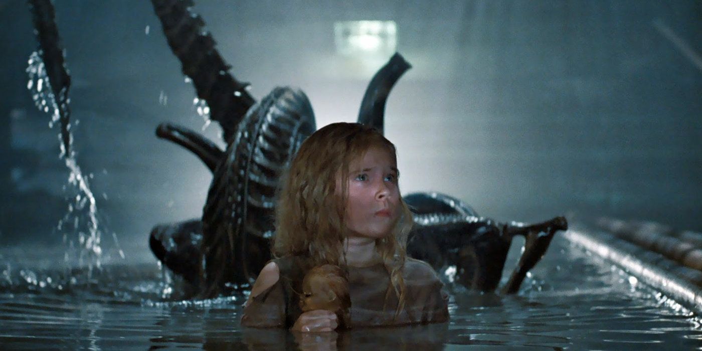 Newt is stalked by a xenomorph in the bowels of Hadley's Hope