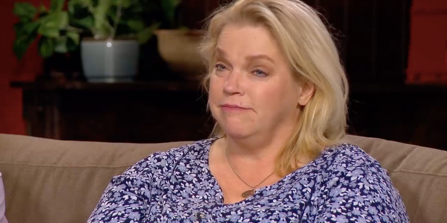 Sister Wives Janelle Brown in blue printed shirt on couch