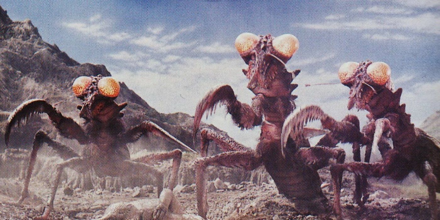 Kamacuras correndo pelas rochas em Son of Godzilla
