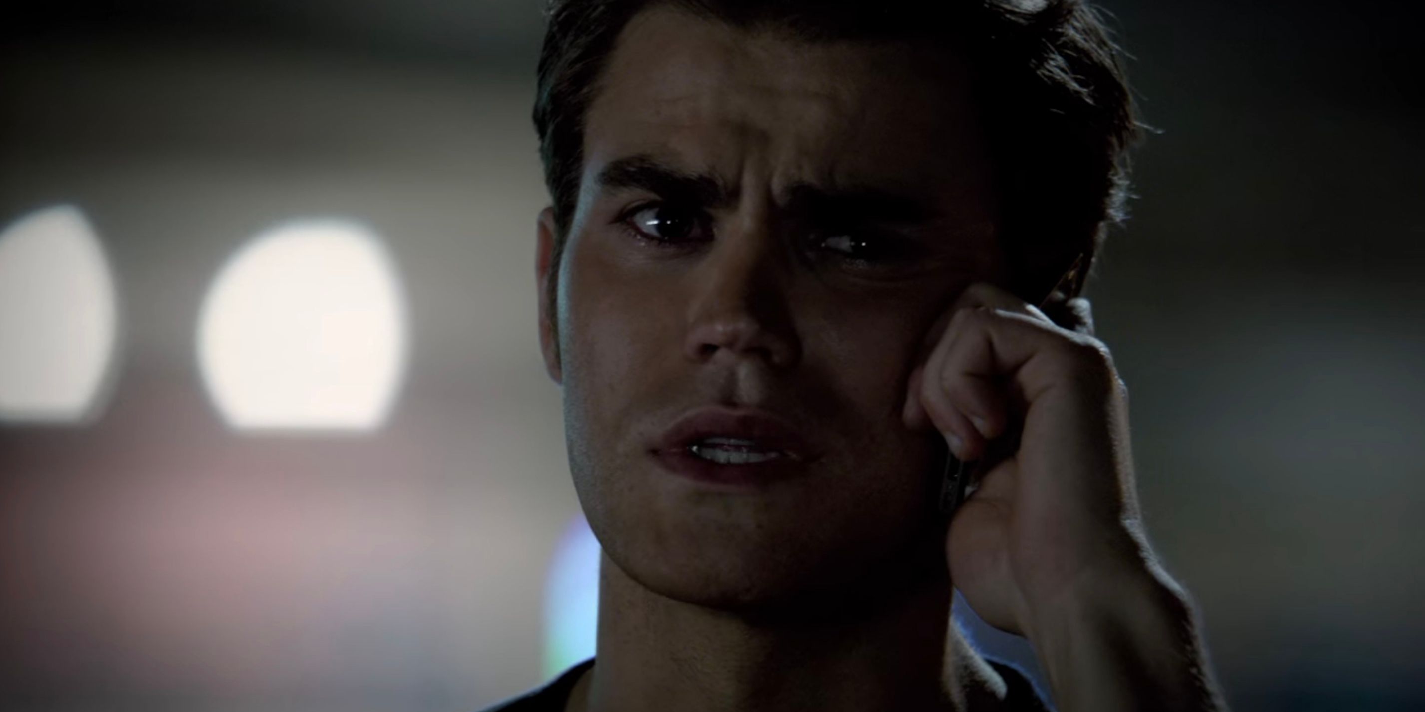 Stefan liga para Elena em The Vampire Diaries.