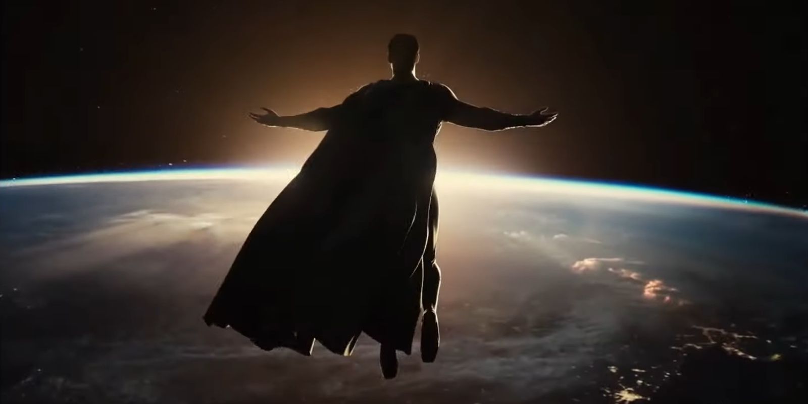 Superman aproveitando os raios do sol na Liga da Justiça de Zack Snyder (2021)