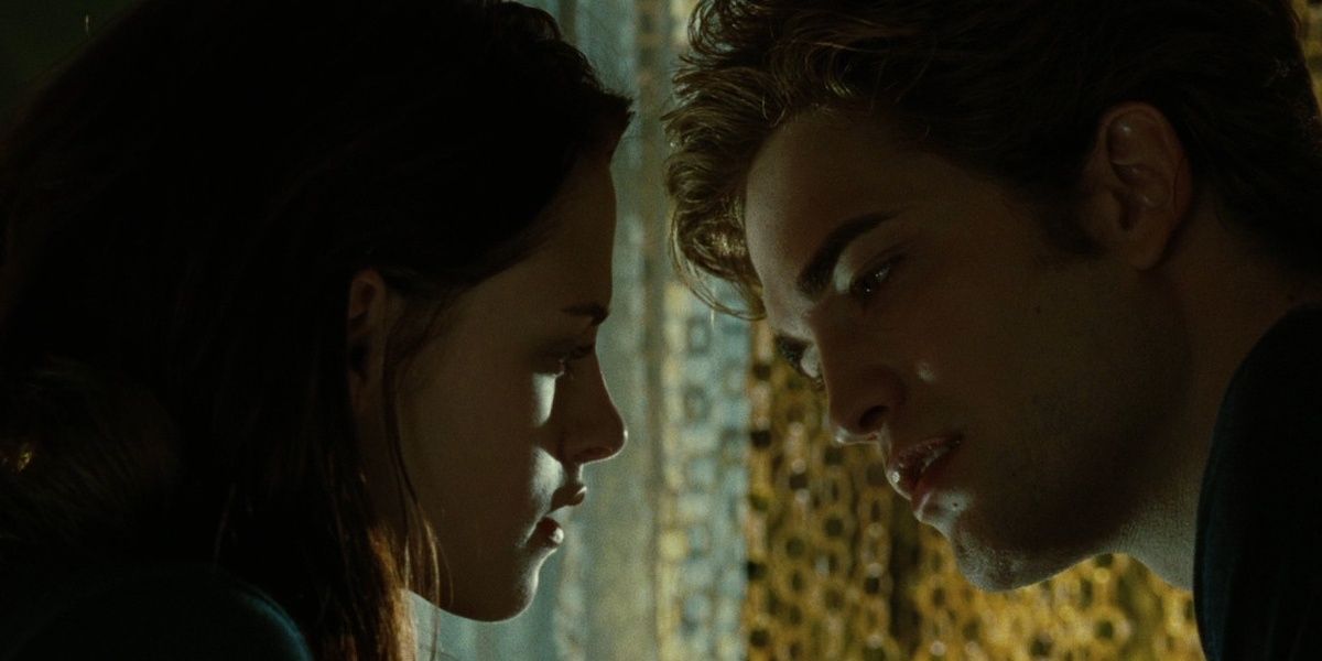 Bella and Edward leaning in to kiss each other in Twilight
