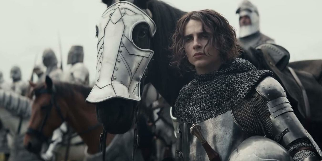 The King 2019 - Hal standing on the battlefield with his horse at his side