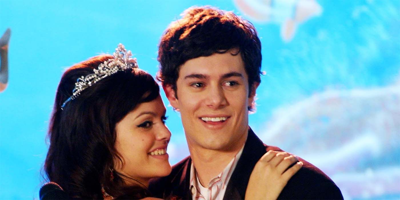 Summer and Seth posing for a photo at prom in The O.C.