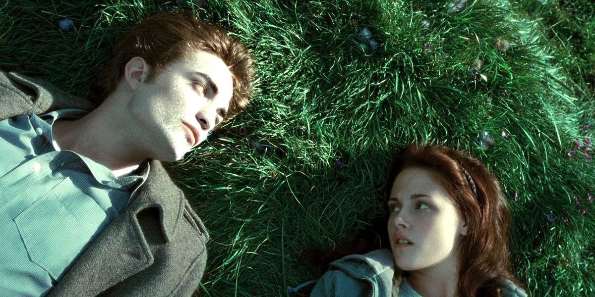 Edward and Bella laying in grass in Twilight