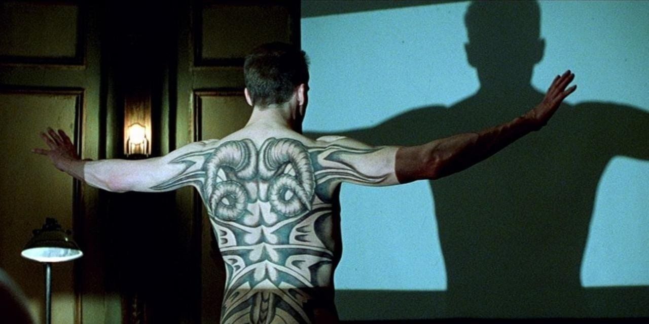 The red dragon tattoo on Francis Dolarhydes back in Red Dragon 2002