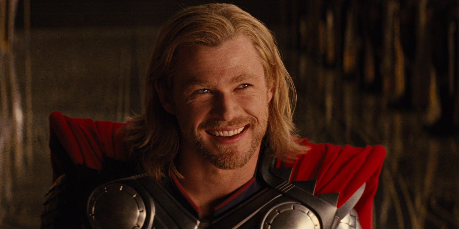 Thor ajoelhado na frente de Odin e sorrindo