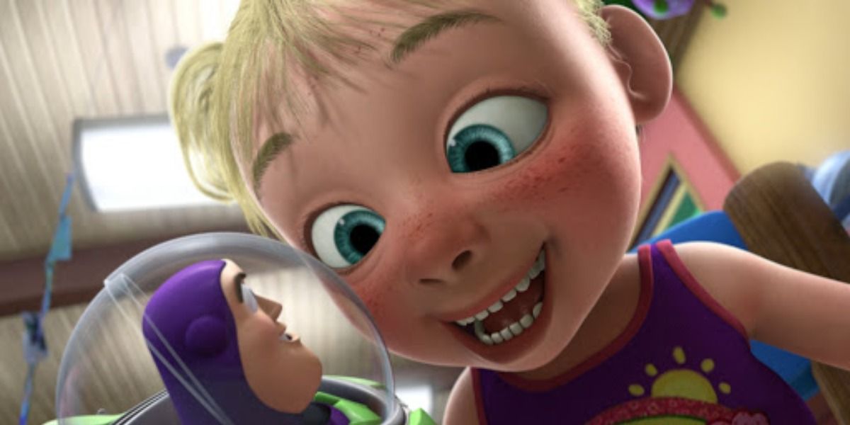 Een jong kind kijkt vrolijk naar Buzz Lightyear.