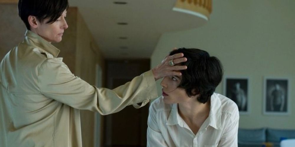 Tilda Swinton touching Ezra Miller’s head in We Need To Talk About Kevin