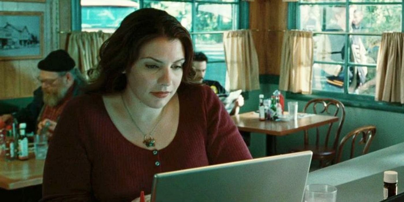 Stephenie Meyer working on a laptop in Twilight.