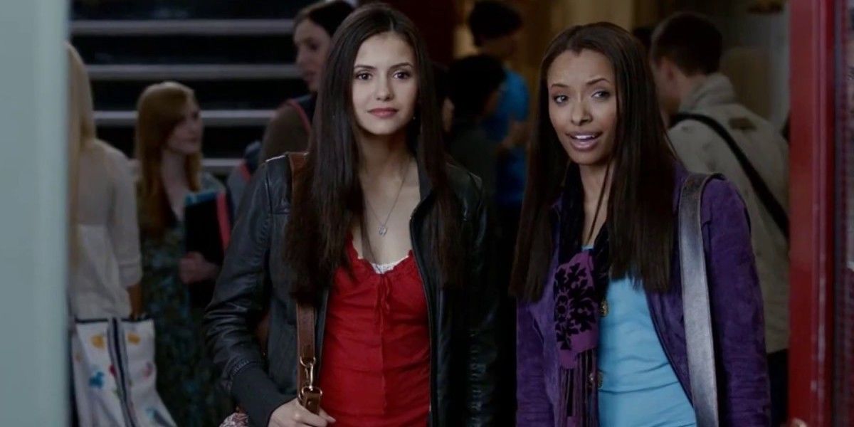 Bonnie e Elena no corredor da escola no piloto de The Vampire Diaries