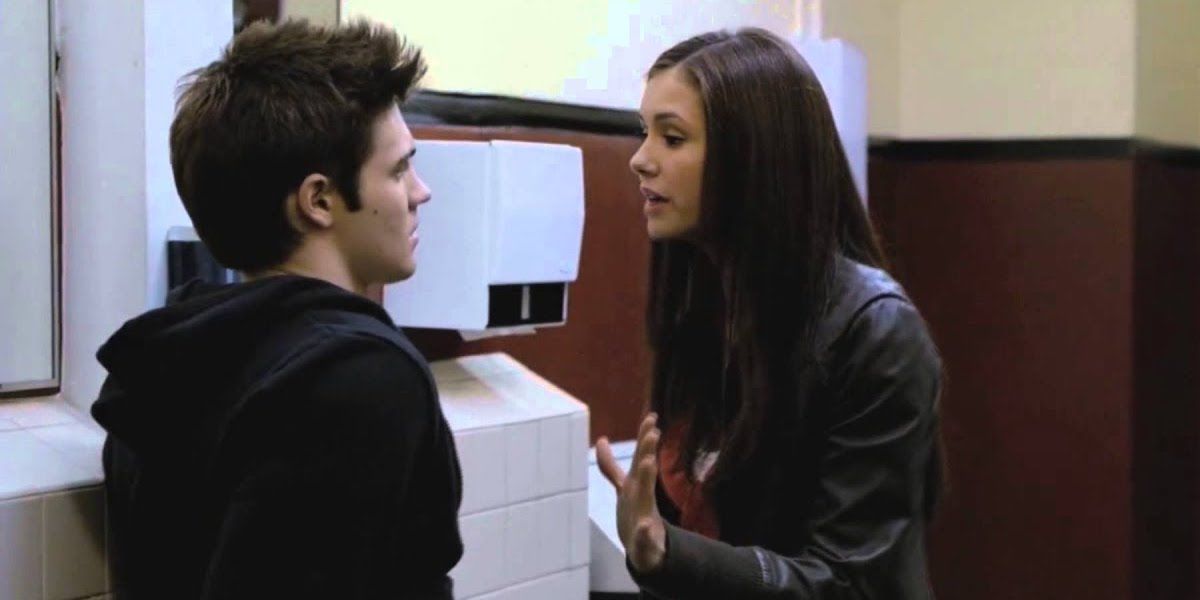 Vampire Diaries Jeremy e Elena brigam no banheiro