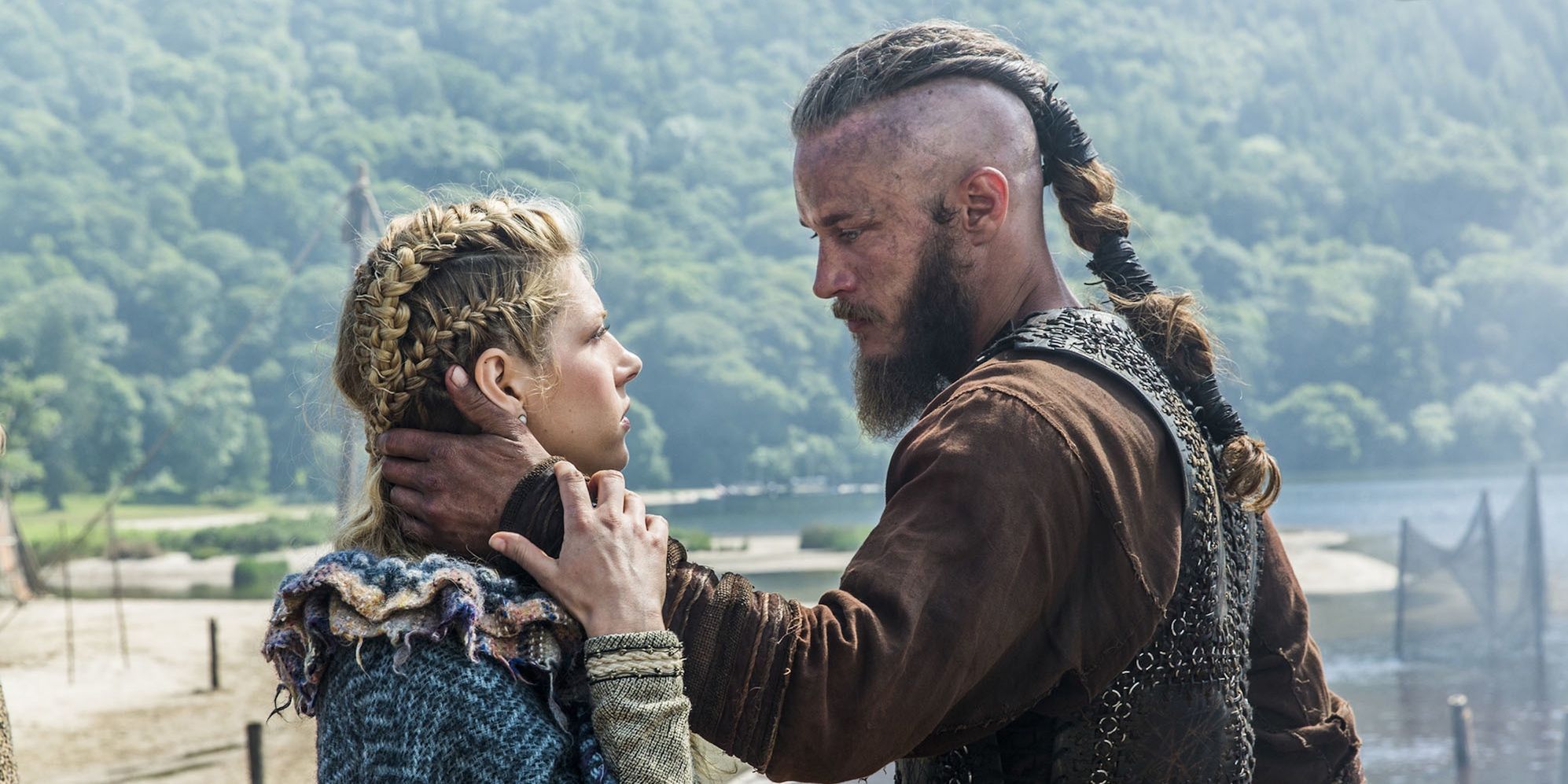 Lagertha and Ragnar embrace before Ragnar left to fight jarl Haraldson