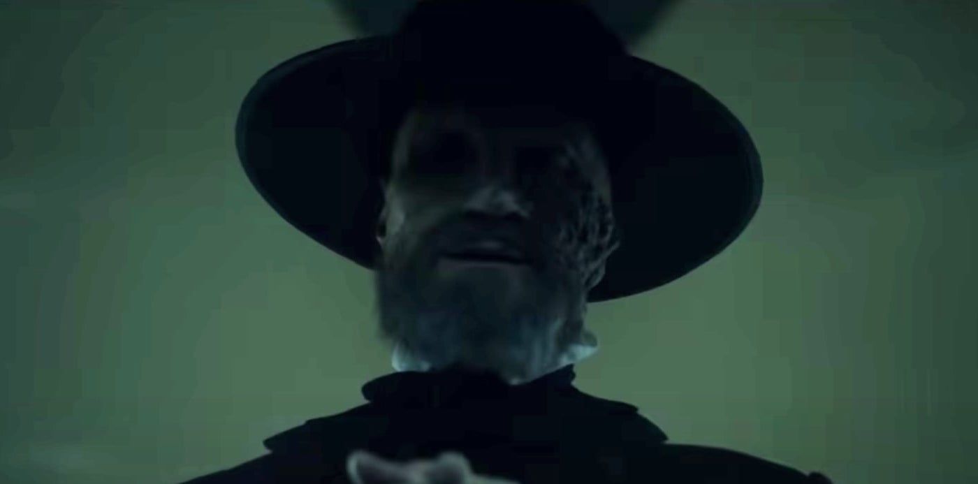 Close de The Black Hat Man na série Them.