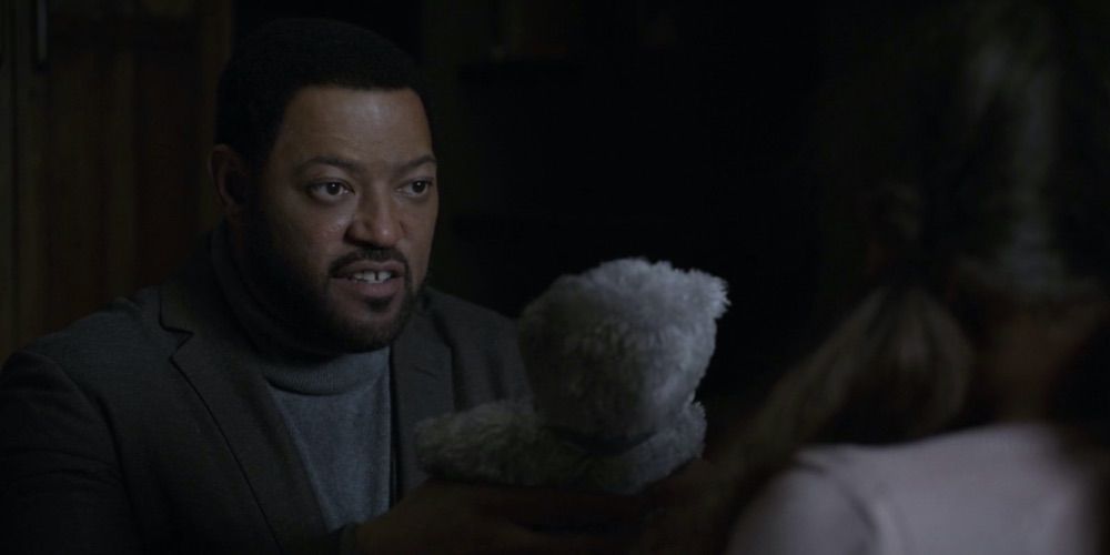 Laurence Fishburne como o jovem Bill Foster entregando um ursinho de pelúcia para uma jovem Ava Starr em Homem-Formiga e a Vespa