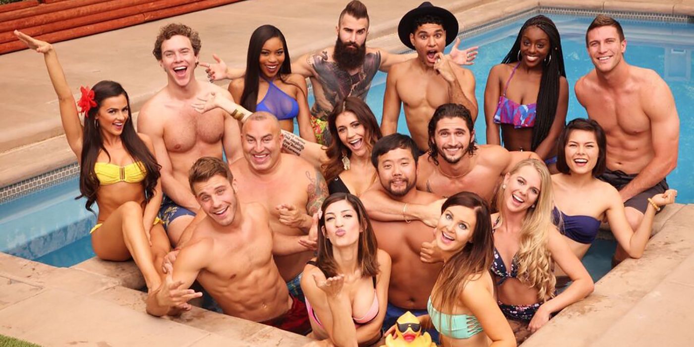 Membros do elenco do Big Brother 18 posando na piscina do quintal