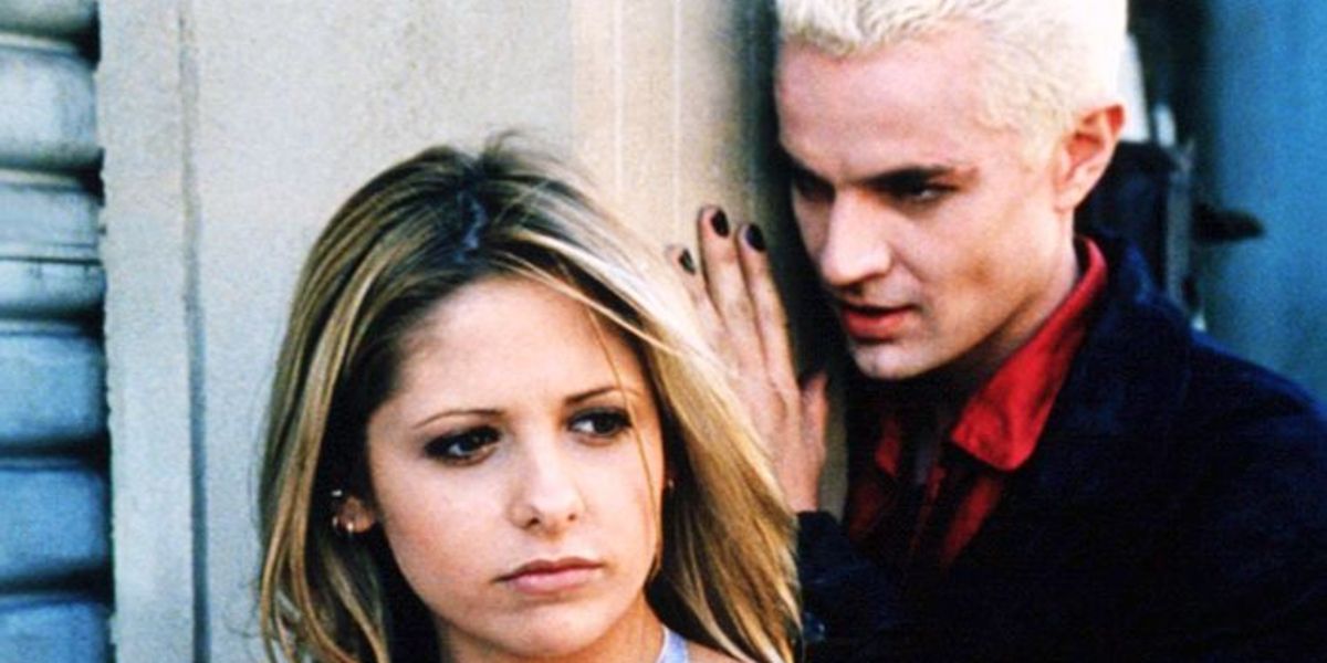Spike (James Marsters) lurking behind Buffy (Sarah Michelle Gellar) in his first appearance