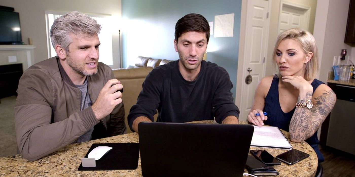 Max and Nev sitting at a computer with Jayme on Catfish.