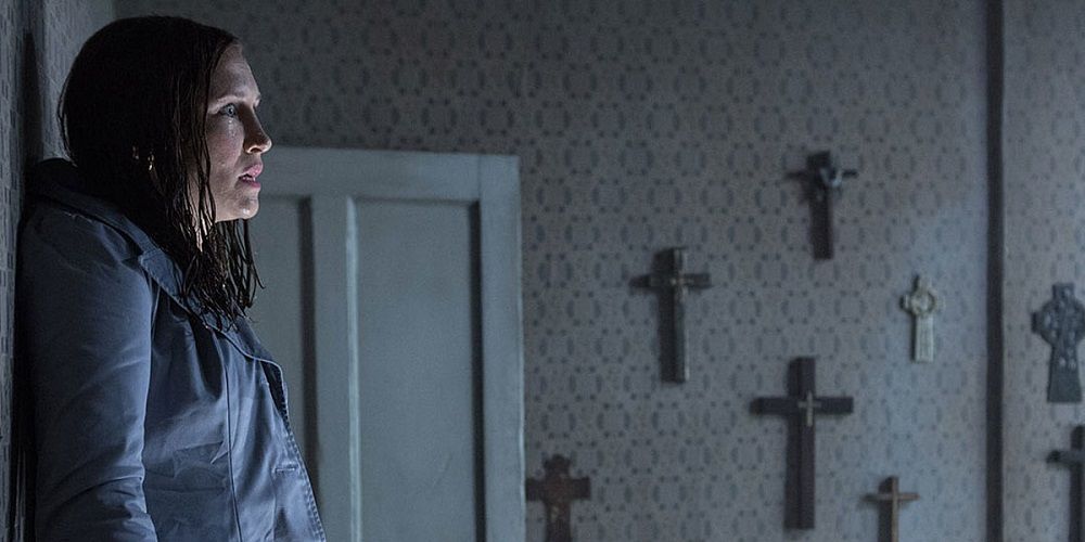Lorraine in Amityville house in The Conjuring 2