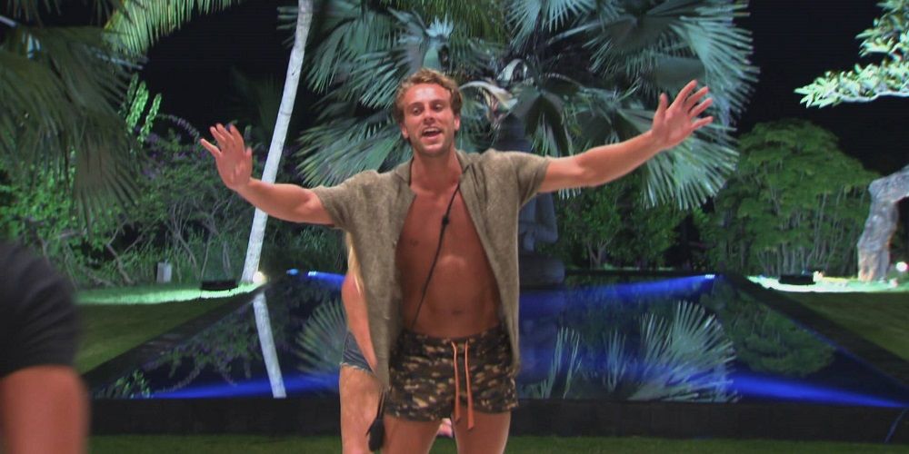 Marty raises arms in Ex at the Beach Season 7