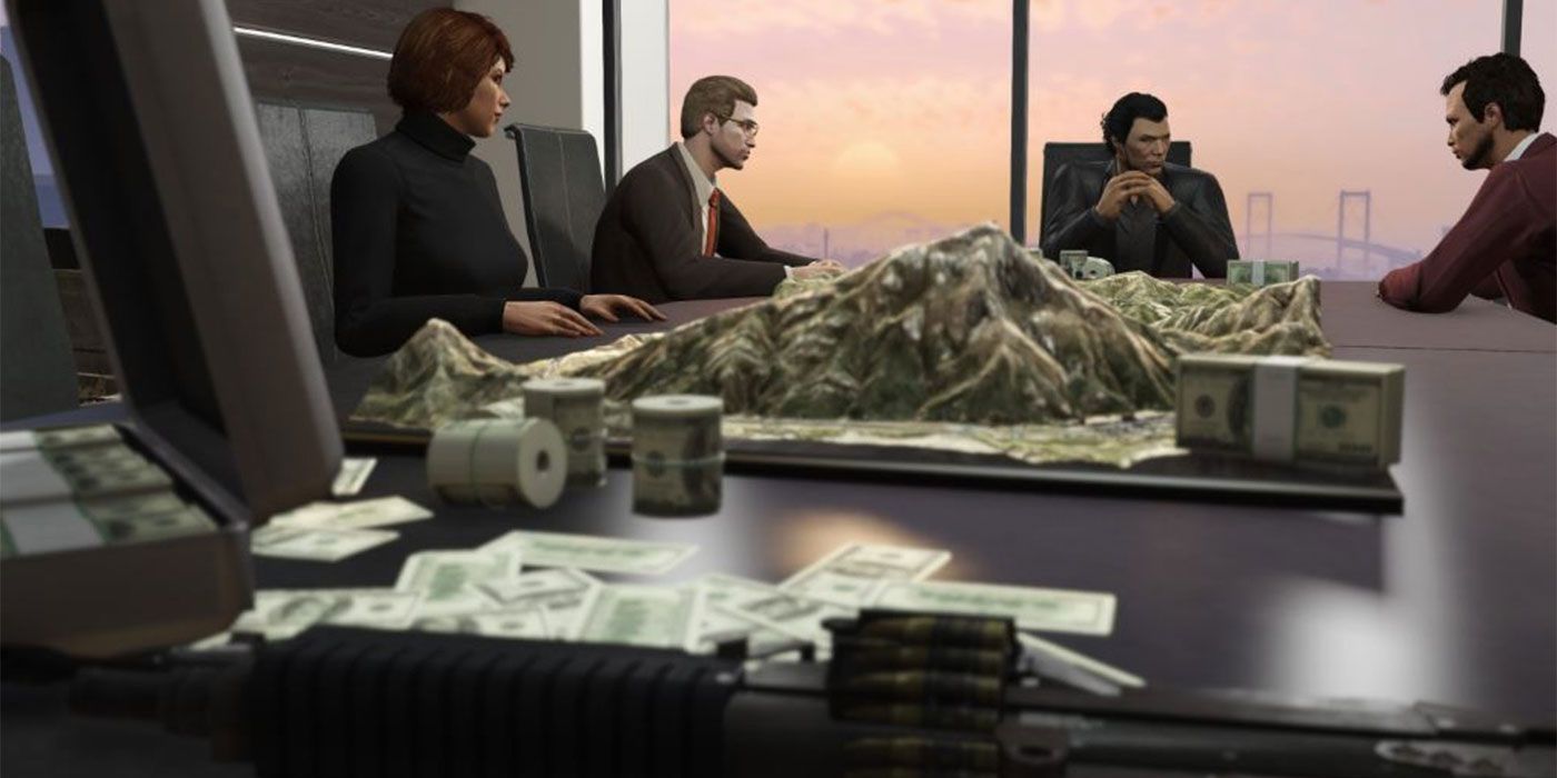 Des personnages de GTA Online assis autour d'une table de conférence couverts d'argent liquide.