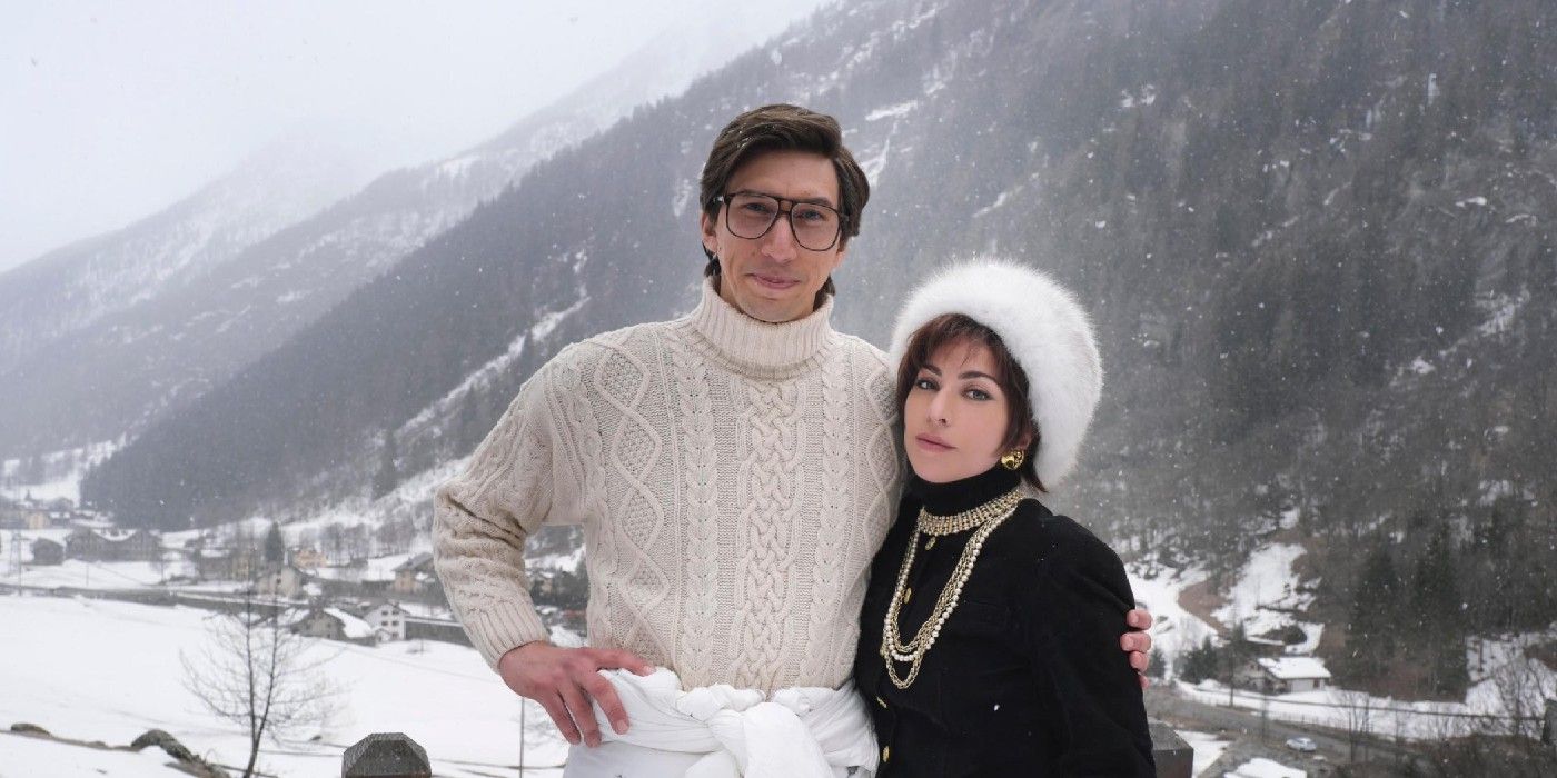 Adam Driver y Lady Gaga sonriendo afuera en la nieve para House of Gucci