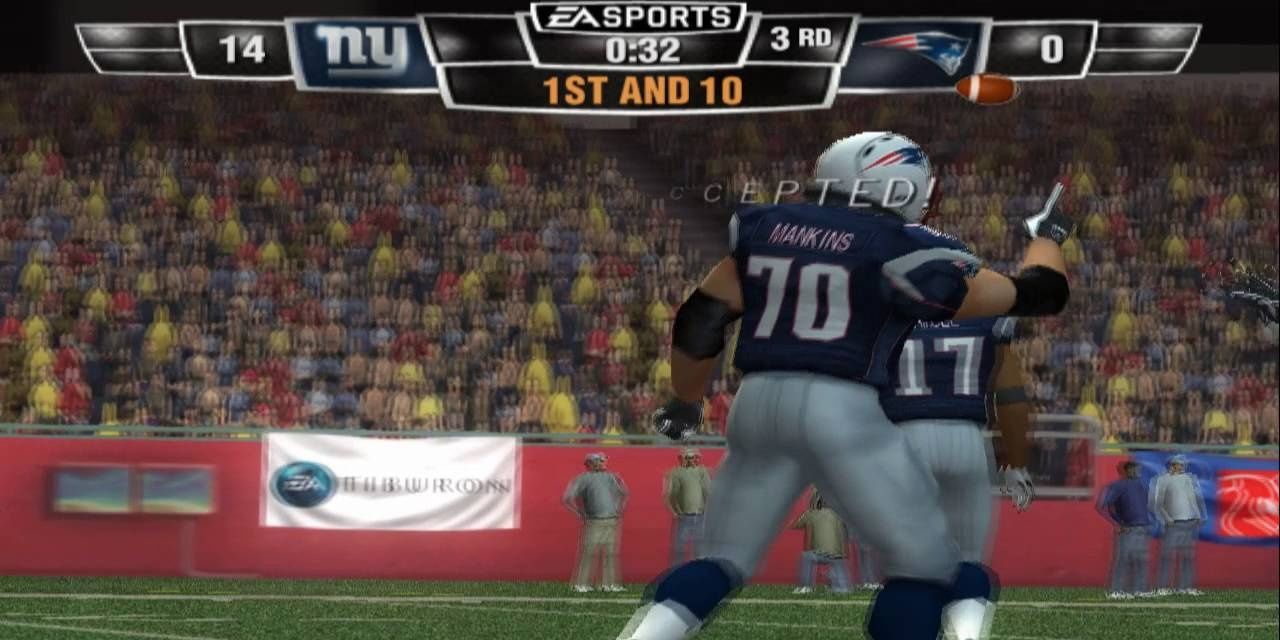 Captura de pantalla de PS2 de Madden NFL 12, que muestra a Logan Mankins con el uniforme de los Patriots por detrás.