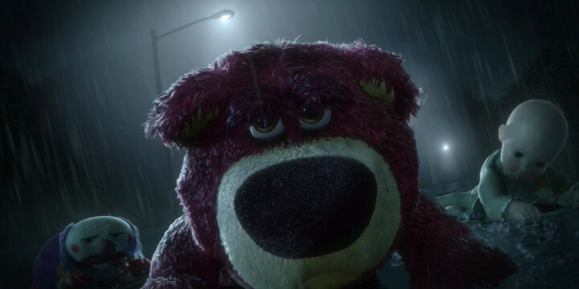 Lotso, irritado na chuva depois de ser abandonado em Toy Story 3