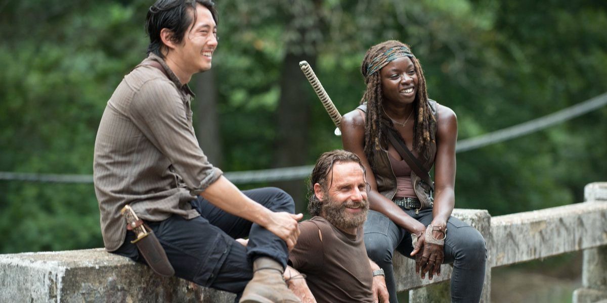 twd castmembers steven yeun danai gurira andrew lincoln sit together on set