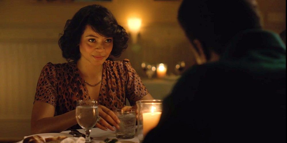 Amelia sits across from Wayne at dinner in True Detective 3