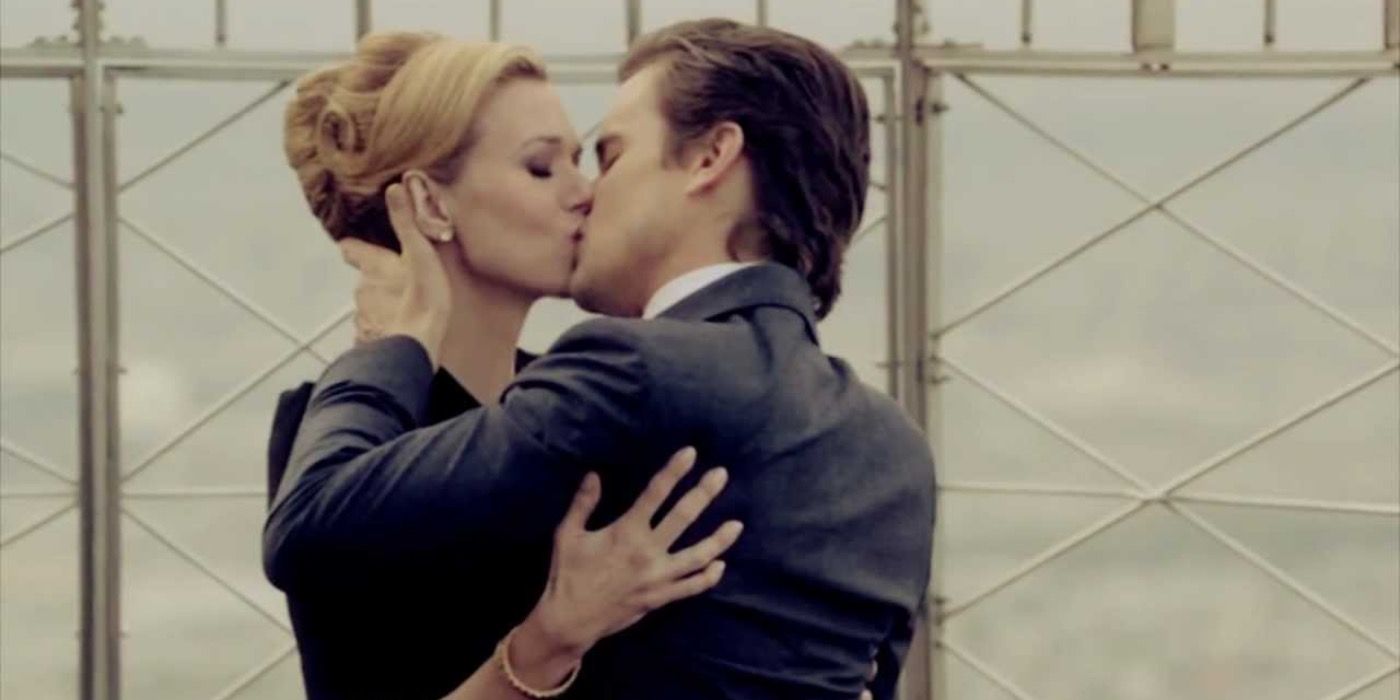 Sara and Neal kissing on 'White Collar'.