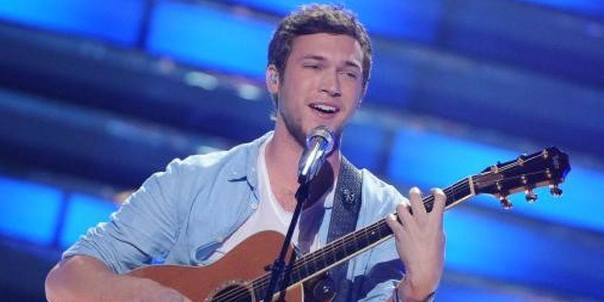 Phillip Phillips playing guitar