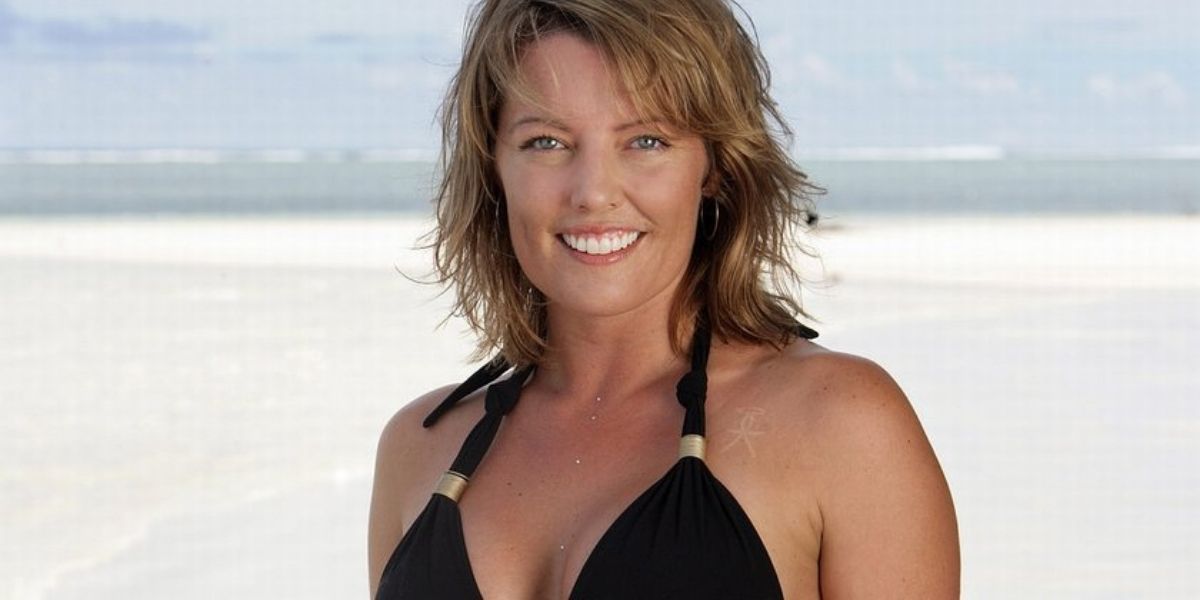 Ami Cusack smiling to the camera while in a beach