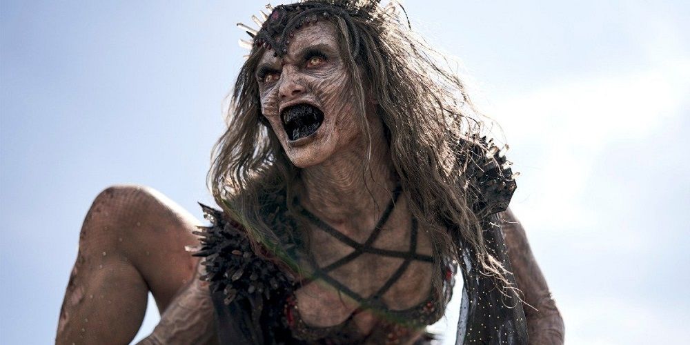 The Queen crouches for attack in Army of the Dead