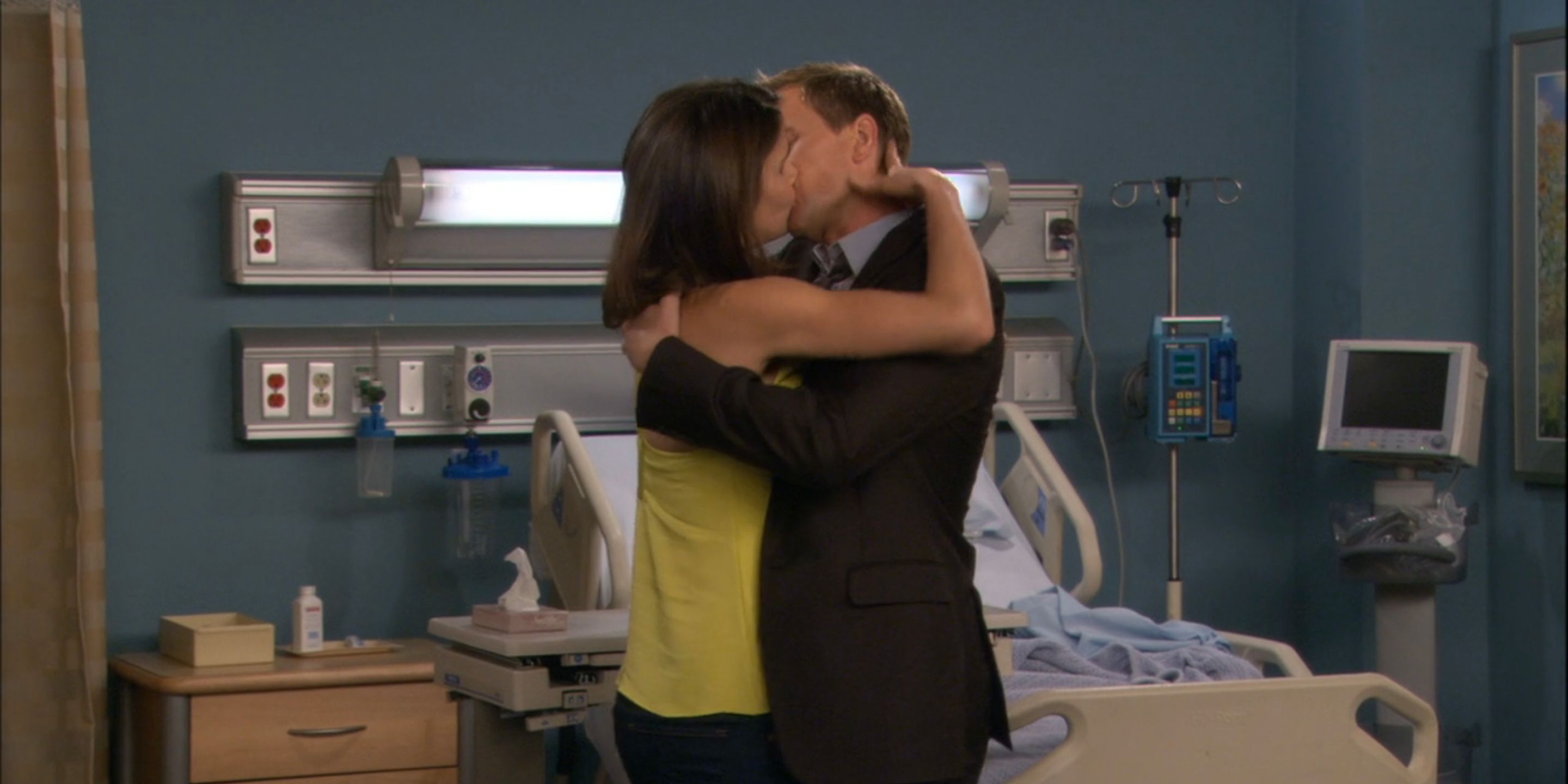 Barney and Robin kiss in How I Met Your Mother.